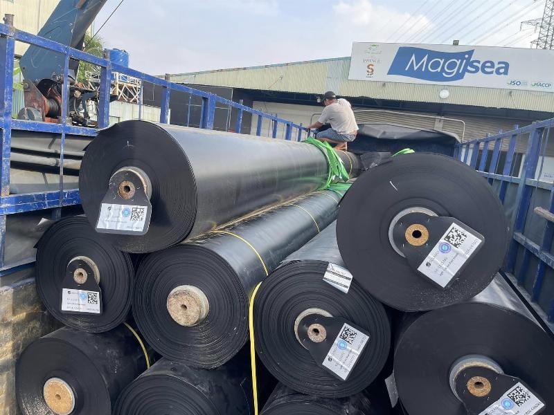 Màng chống thấm HDPE được lắp đặt tỉ mỉ dưới đáy bãi rác, tạo thành một lớp lót chống thấm hiệu quả, ngăn chặn nước rỉ rác thấm xuống mạch nước ngầm và đất, bảo vệ môi trường sống xung quanh.